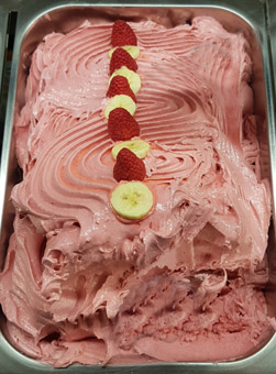 Eisidee: Himbeer - Bananeneis mit frischer Fruchtdekoration. Eis & Gelati